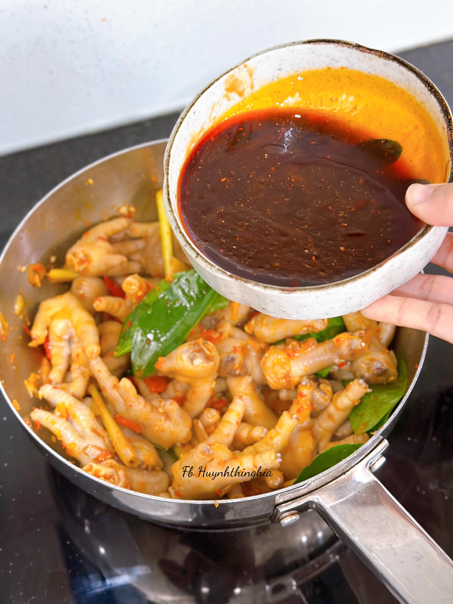 Chân gà xào cay theo công thức này ăn kèm bánh mì ngon miễn chê - 4