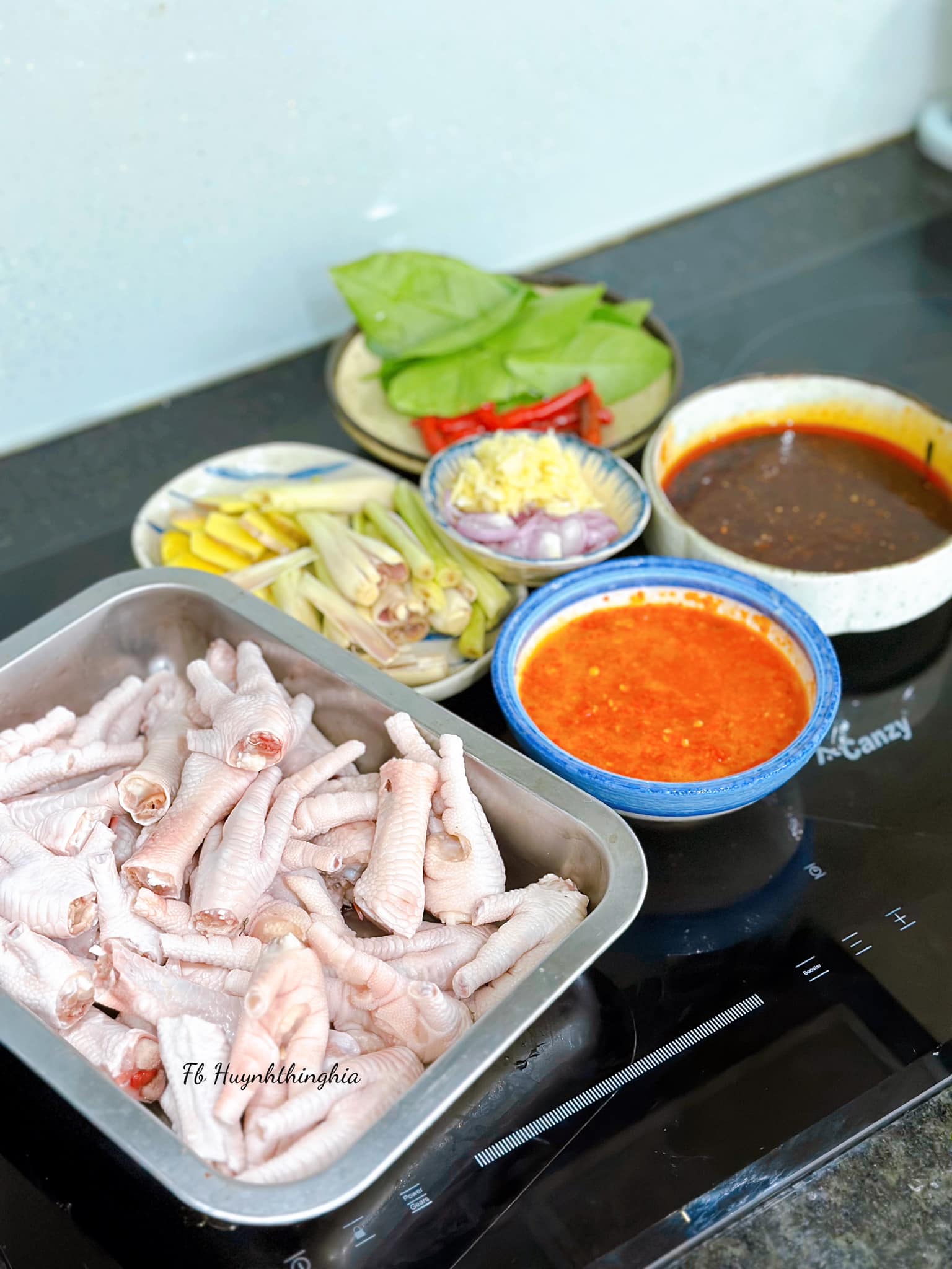 Chân gà xào cay theo công thức này ăn kèm bánh mì ngon miễn chê - 2