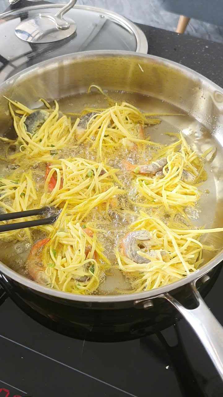 Cách làm bánh tôm khoai lang giòn rụm, bùi béo siêu ngon - 3