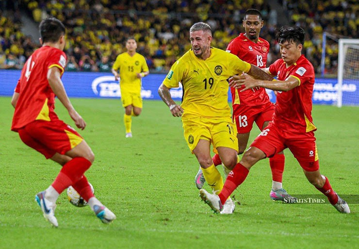Malaysia tính "trảm" HLV trưởng vì cả gan chỉ trích bê bối nhập tịch chui 7 cầu thủ - 3