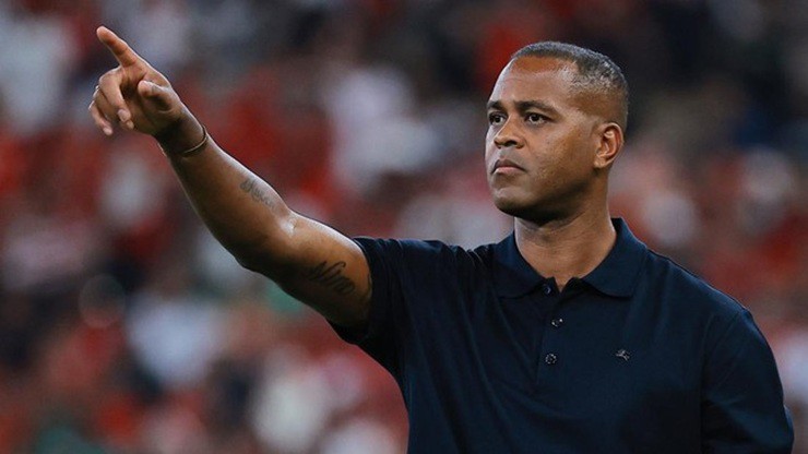 Indonesia họp khẩn "phán xử" HLV Kluivert - 2
