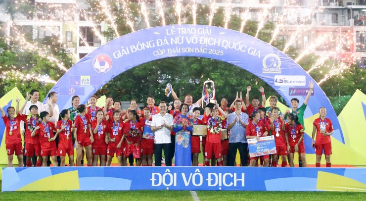 Tin mới nhất bóng đá tối 13/10: CLB nữ TP.HCM lên ngôi vô địch quốc gia lần thứ 14 - 1