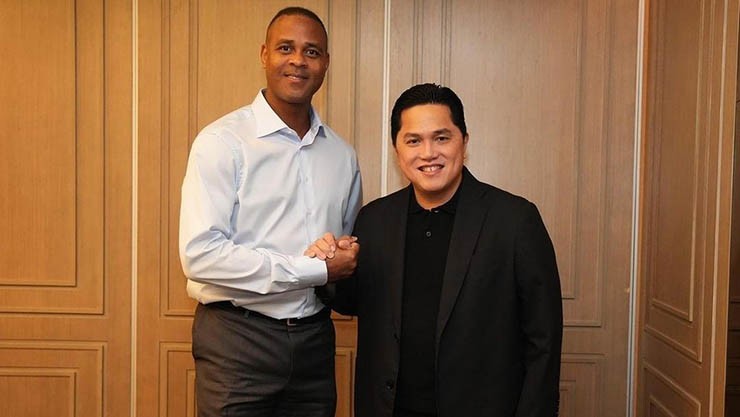 Indonesia chưa sa thải HLV Kluivert vì chủ tịch Thohir bận chuyện đám cưới - 1