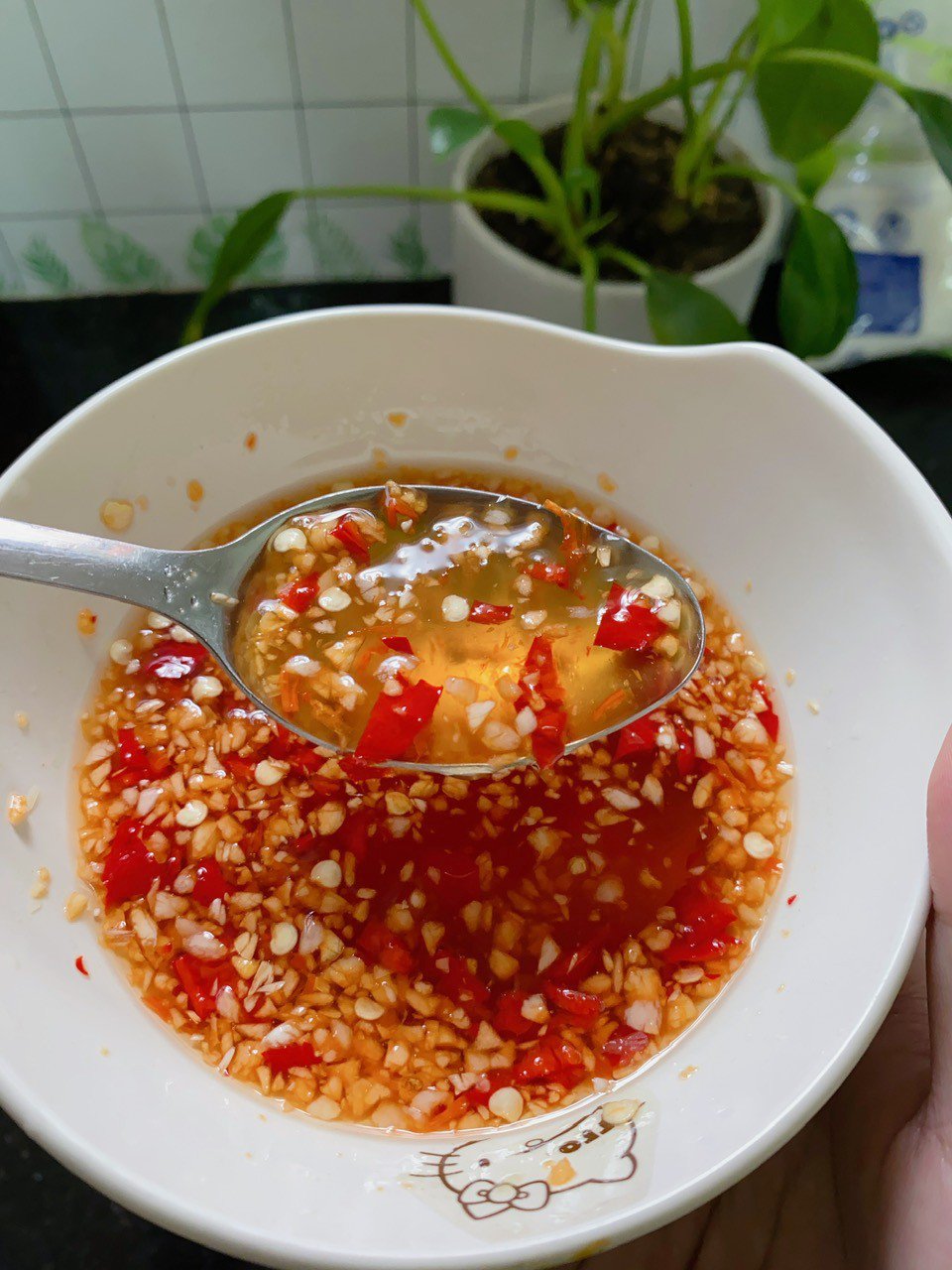 Không ngờ thịt gà trộn gỏi với lá ổi non lại ngon đến vậy - 4