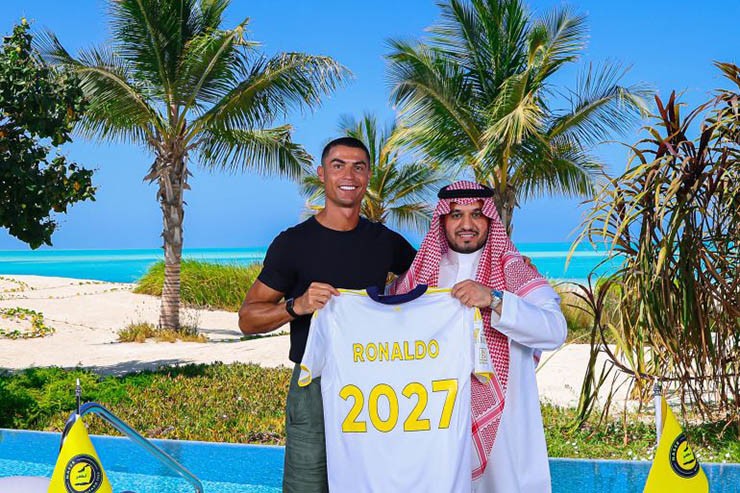 Choáng ngợp khả năng Ronaldo mua lại MU, cánh tay nối dài cho tỷ phú Ả rập? - 2