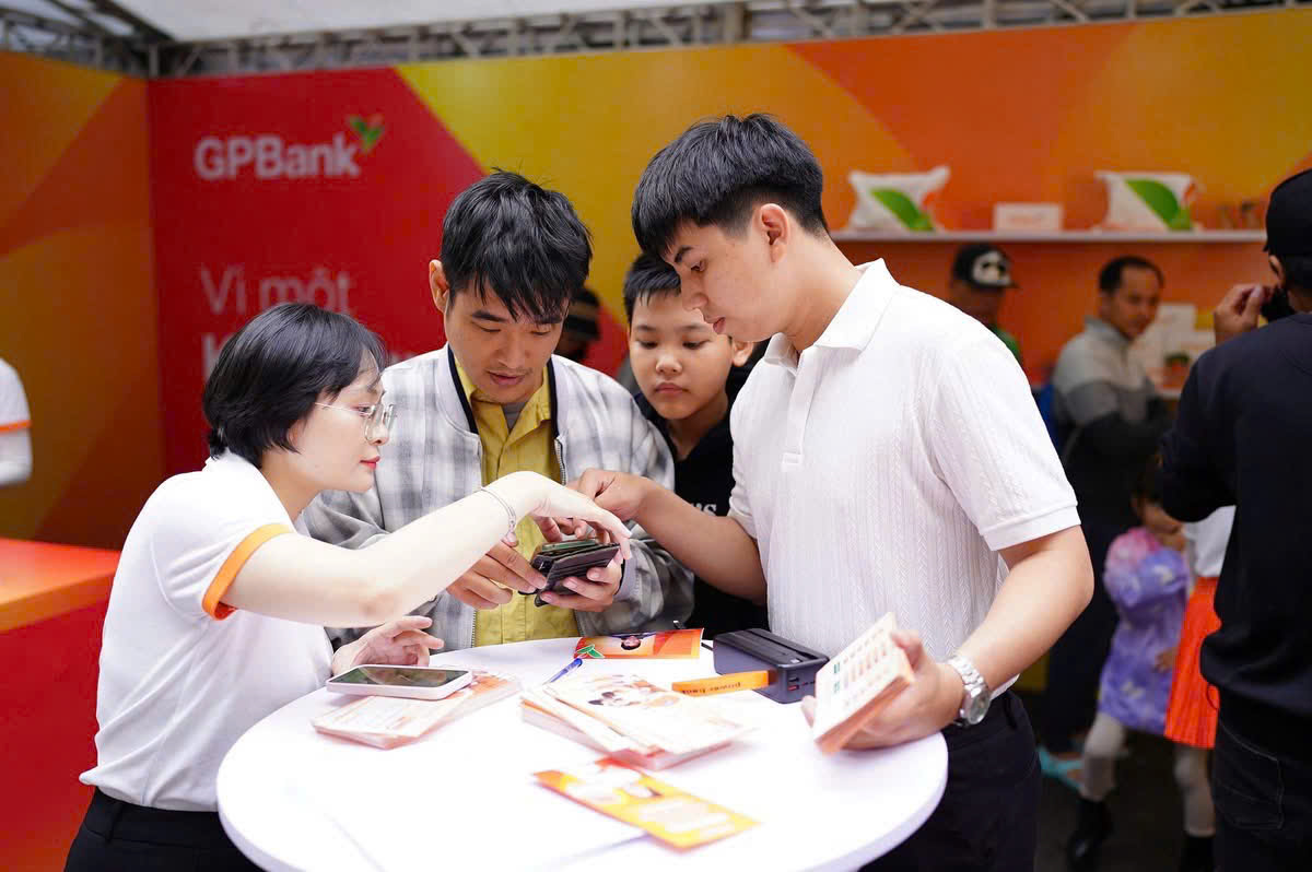 Hàng nghìn người trải nghiệm “Trạm tiếp năng lượng thịnh vượng” của GPBank tại VPIM 2025 - 5