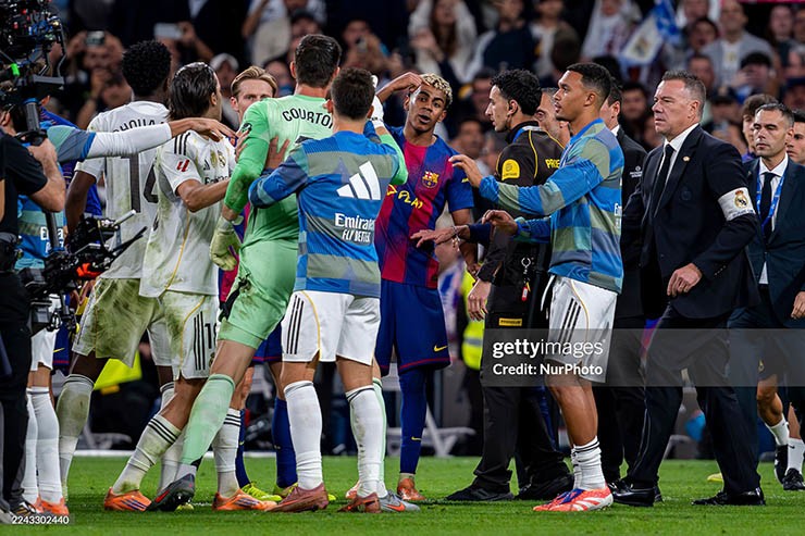 Barca sinh biến hậu Siêu kinh điển, Raphinha thẳng thừng chỉ trích Yamal - 1