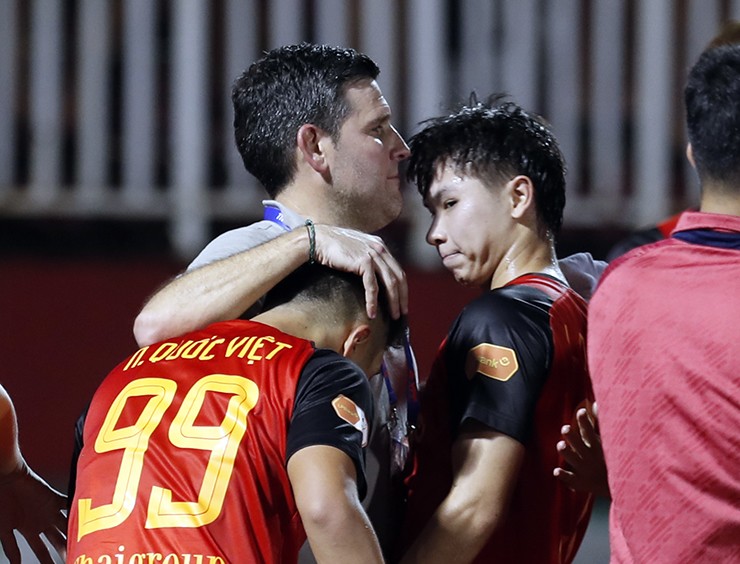 Thủ môn Văn Lâm vỡ òa như vô địch V-League khi Ninh Bình thắng nghẹt thở 4-3 - 9