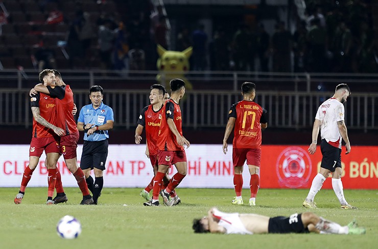 Thủ môn Văn Lâm vỡ òa như vô địch V-League khi Ninh Bình thắng nghẹt thở 4-3 - 4