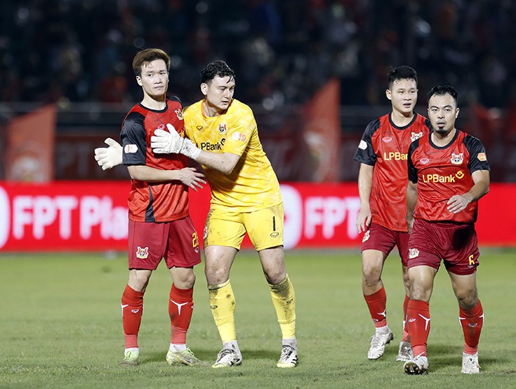 Thủ môn Văn Lâm vỡ òa như vô địch V-League khi Ninh Bình thắng nghẹt thở 4-3 - 5