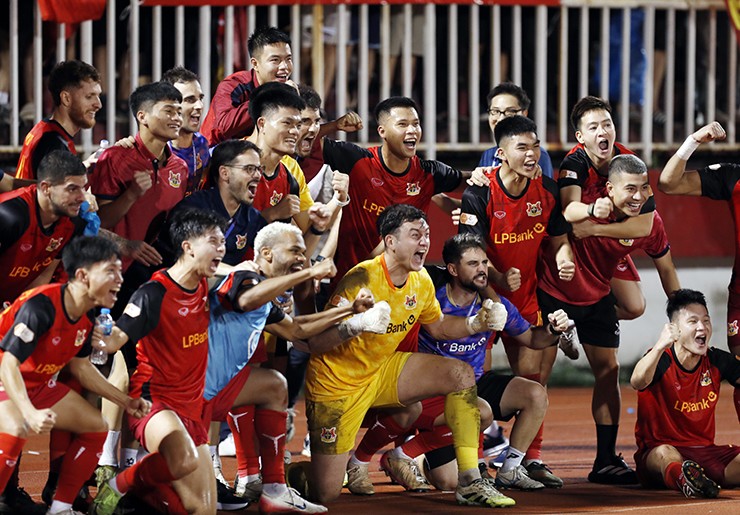 Thủ môn Văn Lâm vỡ òa như vô địch V-League khi Ninh Bình thắng nghẹt thở 4-3 - 7