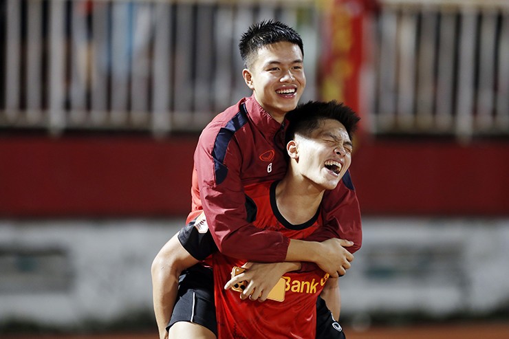 Thủ môn Văn Lâm vỡ òa như vô địch V-League khi Ninh Bình thắng nghẹt thở 4-3 - 10