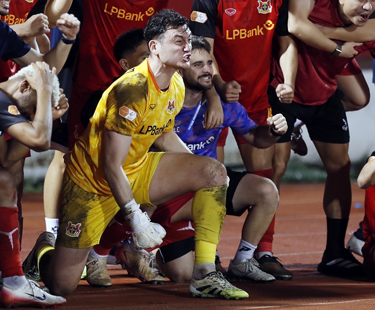 Thủ môn Văn Lâm vỡ òa như vô địch V-League khi Ninh Bình thắng nghẹt thở 4-3 - 8