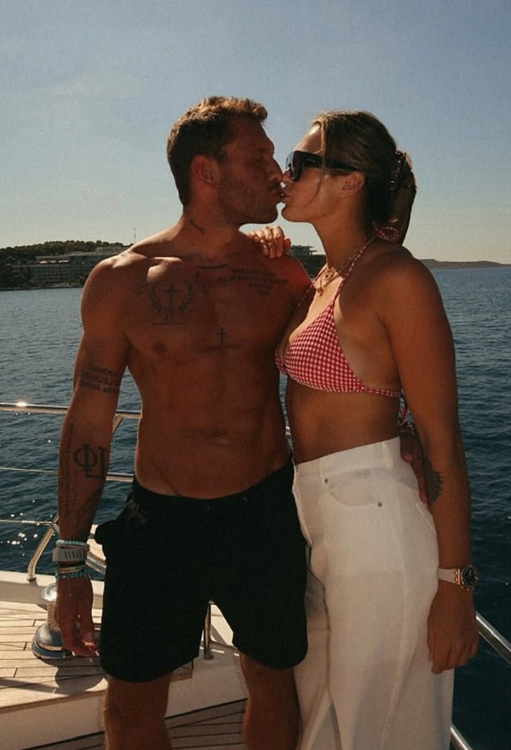 Tay vợt nữ số 1 thế giới lập kỷ lục tiền thưởng, khoe vòng 1 nóng bỏng với bikini - 4