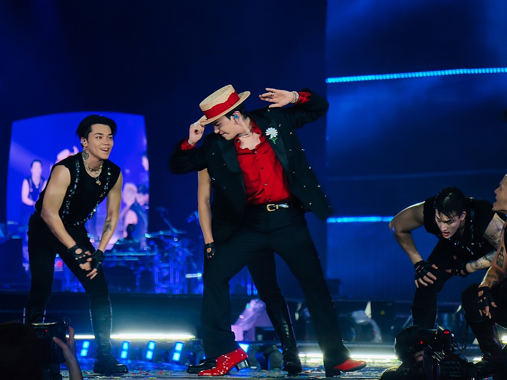 Điều gì khiến fan “lụy” G-DRAGON 2025 WORLD TOUR [Übermensch] in Hanoi, presented by VPBank? - 2