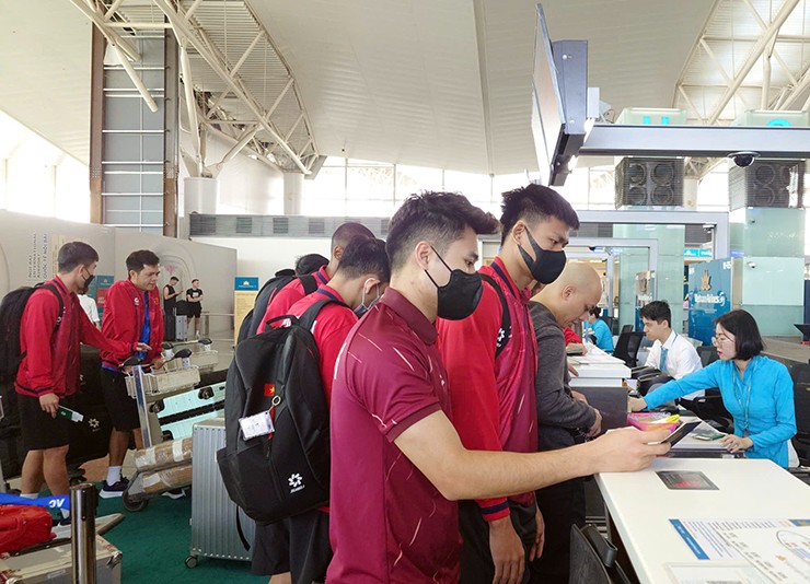 Xuân Son cực ngầu cùng ĐT Việt Nam lên đường đi đấu Lào - 19