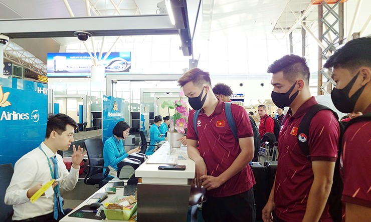 Xuân Son cực ngầu cùng ĐT Việt Nam lên đường đi đấu Lào - 21