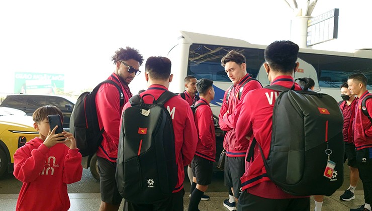 Xuân Son cực ngầu cùng ĐT Việt Nam lên đường đi đấu Lào - 17