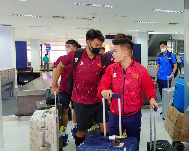 Xuân Son cực ngầu cùng ĐT Việt Nam lên đường đi đấu Lào - 10