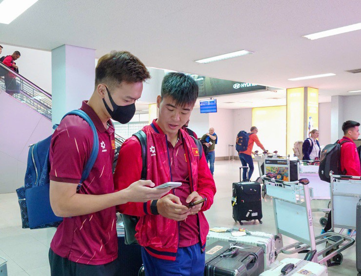 Xuân Son cực ngầu cùng ĐT Việt Nam lên đường đi đấu Lào - 2
