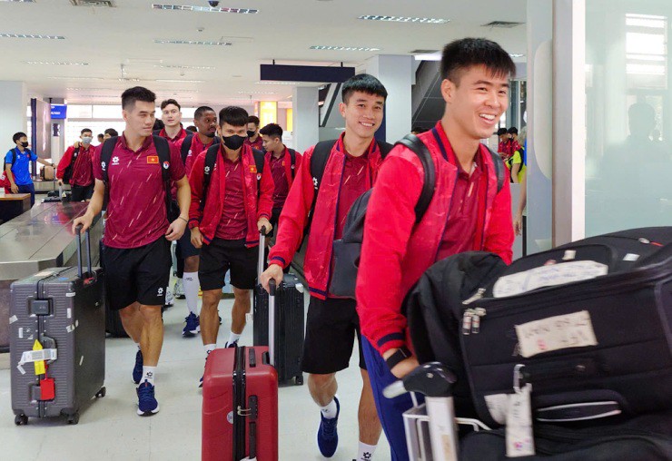 Xuân Son cực ngầu cùng ĐT Việt Nam lên đường đi đấu Lào - 6