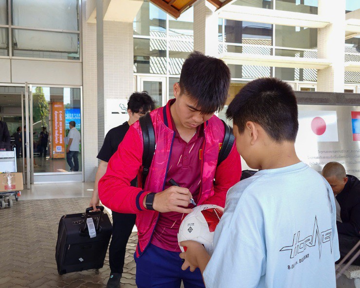Xuân Son cực ngầu cùng ĐT Việt Nam lên đường đi đấu Lào - 13