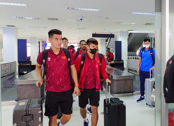 Xuân Son cực ngầu cùng ĐT Việt Nam lên đường đi đấu Lào - 9