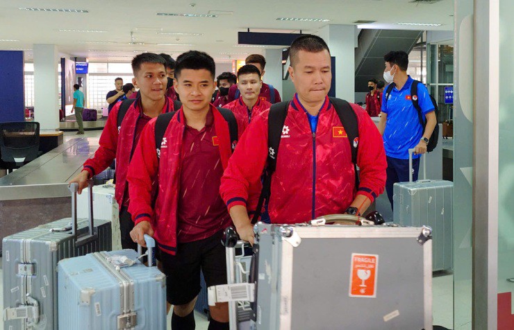 Xuân Son cực ngầu cùng ĐT Việt Nam lên đường đi đấu Lào - 8