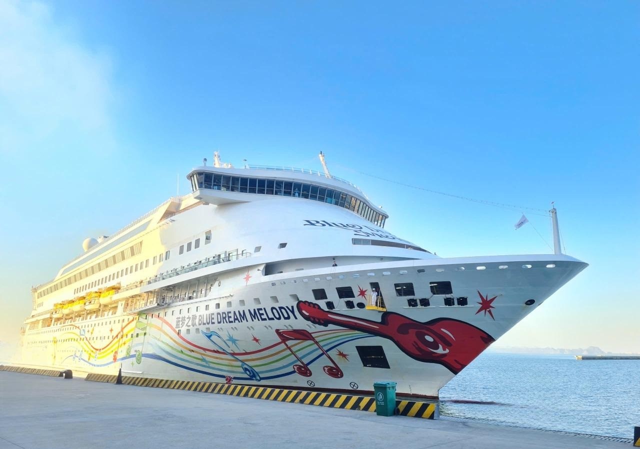 Cảng tàu khách quốc tế Hạ Long đón gần 2.000 khách Trung Quốc, khởi động mùa tàu biển 2025–2026 - 1