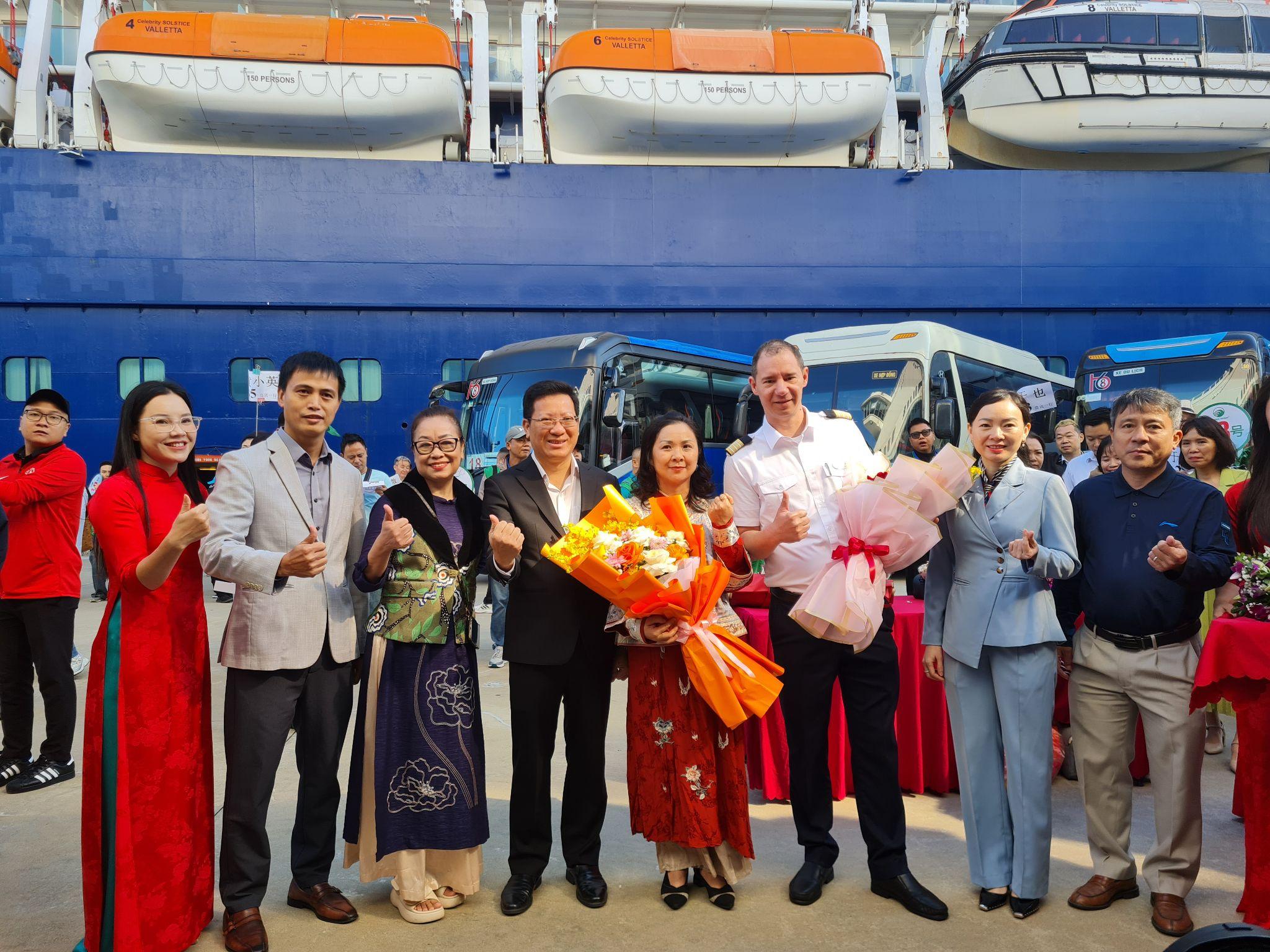 Cảng tàu khách quốc tế Hạ Long đón gần 2.000 khách Trung Quốc, khởi động mùa tàu biển 2025–2026 - 3