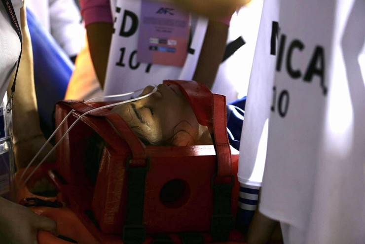 Cầu thủ nữ Singapore ngã quỵ, phải thở oxy khiến sân Thống Nhất nín lặng - 5