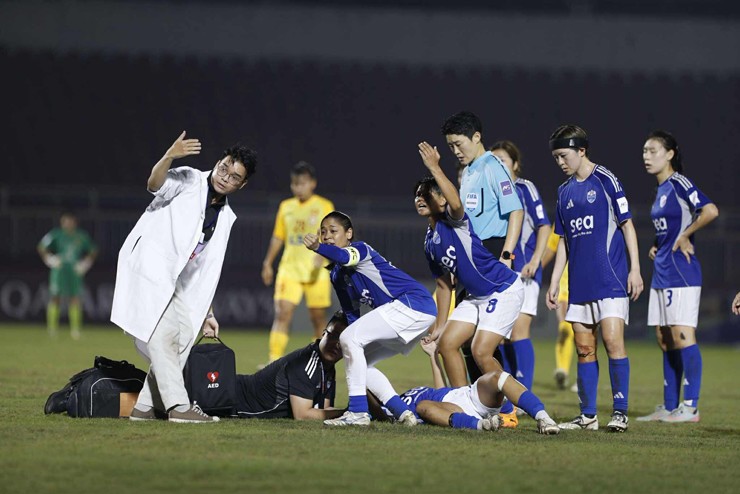 Cầu thủ nữ Singapore ngã quỵ, phải thở oxy khiến sân Thống Nhất nín lặng - 2