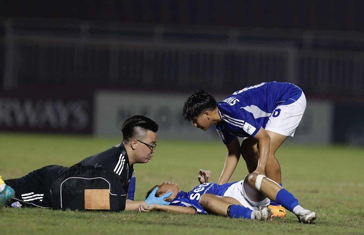 Cầu thủ nữ Singapore ngã quỵ, phải thở oxy khiến sân Thống Nhất nín lặng - 1
