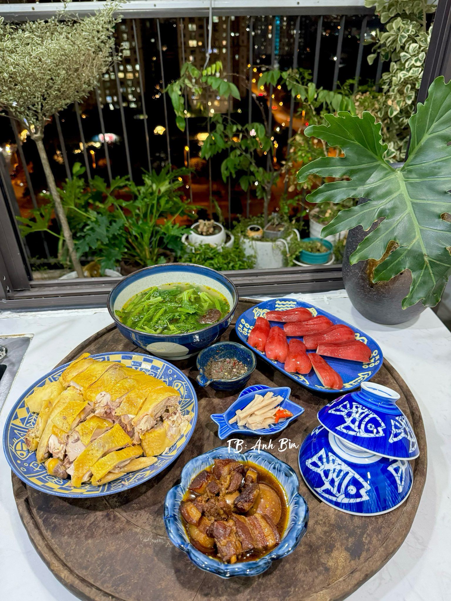 Mẹ đảm vào bếp mỗi ngày khiến chồng con "nghiện" cơm nhà - 1