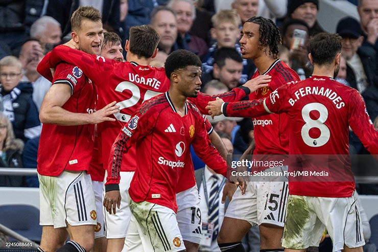 HLV Amorim: MU còn cách xa sự hoàn hảo, bảo vệ hệ thống 3-4-3 "bằng cả tính mạng" - 1