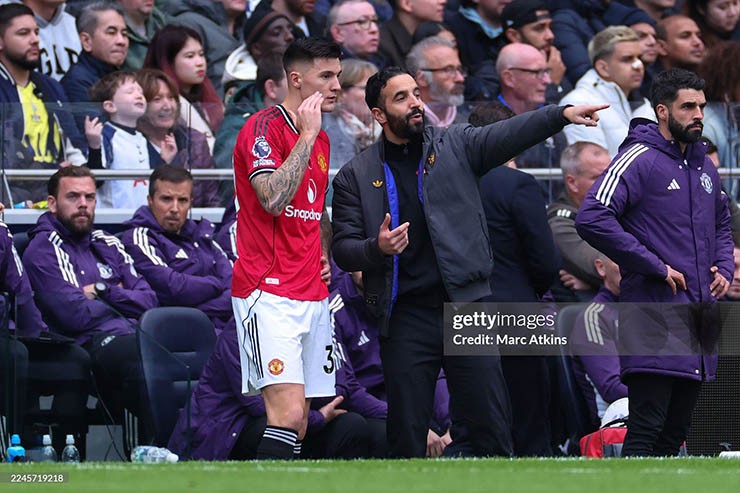 HLV Amorim: MU còn cách xa sự hoàn hảo, bảo vệ hệ thống 3-4-3 "bằng cả tính mạng" - 2