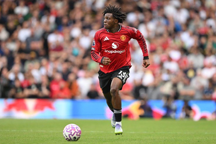 Sao MU gây phẫn nộ, thầm chế nhạo Amorim xếp Fernandes đá cặp Casemiro - 1