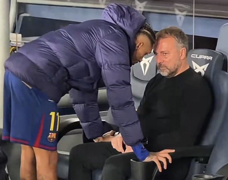 HLV Flick suýt khóc vì bị áp lực ở Barcelona, được học trò an ủi - 1