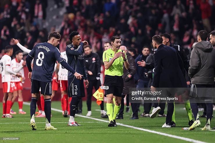 HLV Xabi Alonso tố VAR làm hại Real Madrid, uất ức mất ngôi đầu - 1