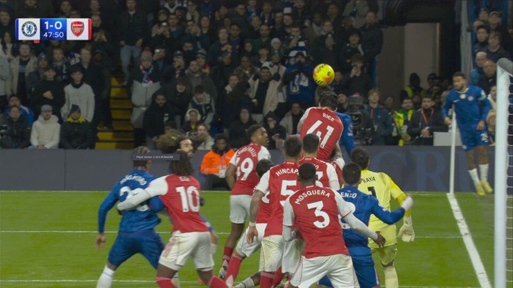 VAR Ngoại hạng Anh gây tranh cãi: Arsenal - Liverpool bị xử ép, Chelsea hưởng lợi - 1
