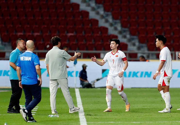 Thầy trò Kim Sang Sik tri ân người hâm mộ, Đình Bắc lễ phép với HLV U22 Lào - 2