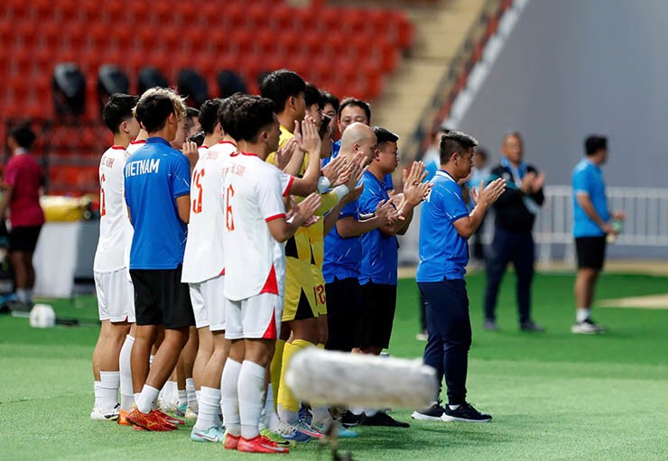 Thầy trò Kim Sang Sik tri ân người hâm mộ, Đình Bắc lễ phép với HLV U22 Lào - 10