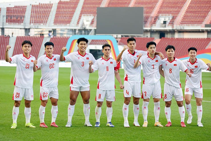 Thầy trò Kim Sang Sik tri ân người hâm mộ, Đình Bắc lễ phép với HLV U22 Lào - 13