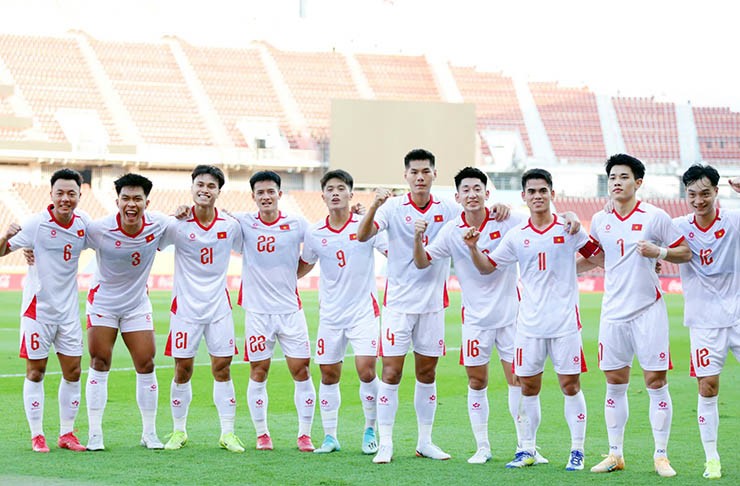 Thầy trò Kim Sang Sik tri ân người hâm mộ, Đình Bắc lễ phép với HLV U22 Lào - 12