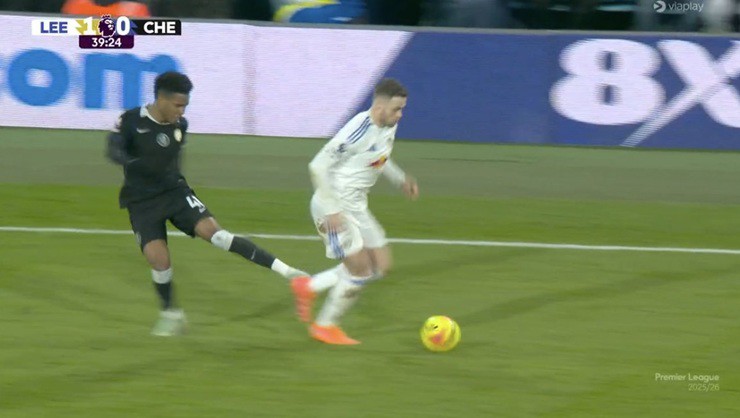 Chelsea thua sốc: Estevao đá nguội đối thủ, fan đòi rút thẻ đỏ - 1