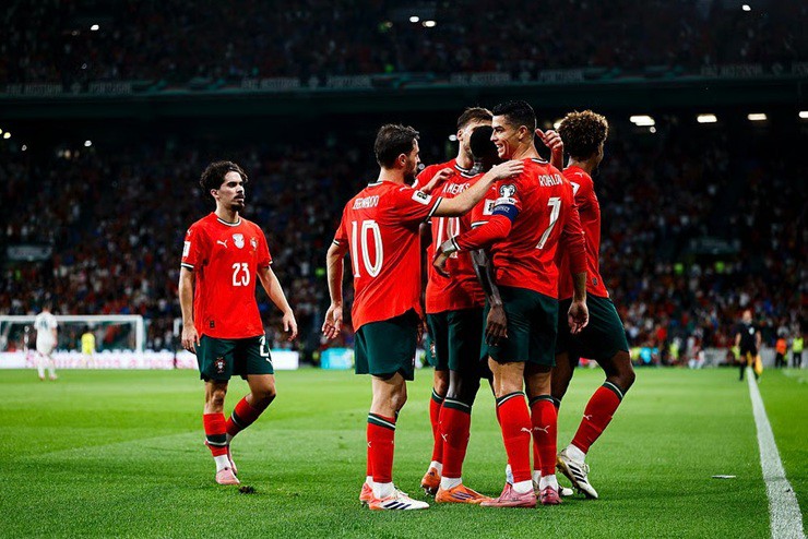 Bốc thăm World Cup: Bồ Đào Nha dễ tái ngộ 2 đối thủ từng khiến Ronaldo bật khóc - 1
