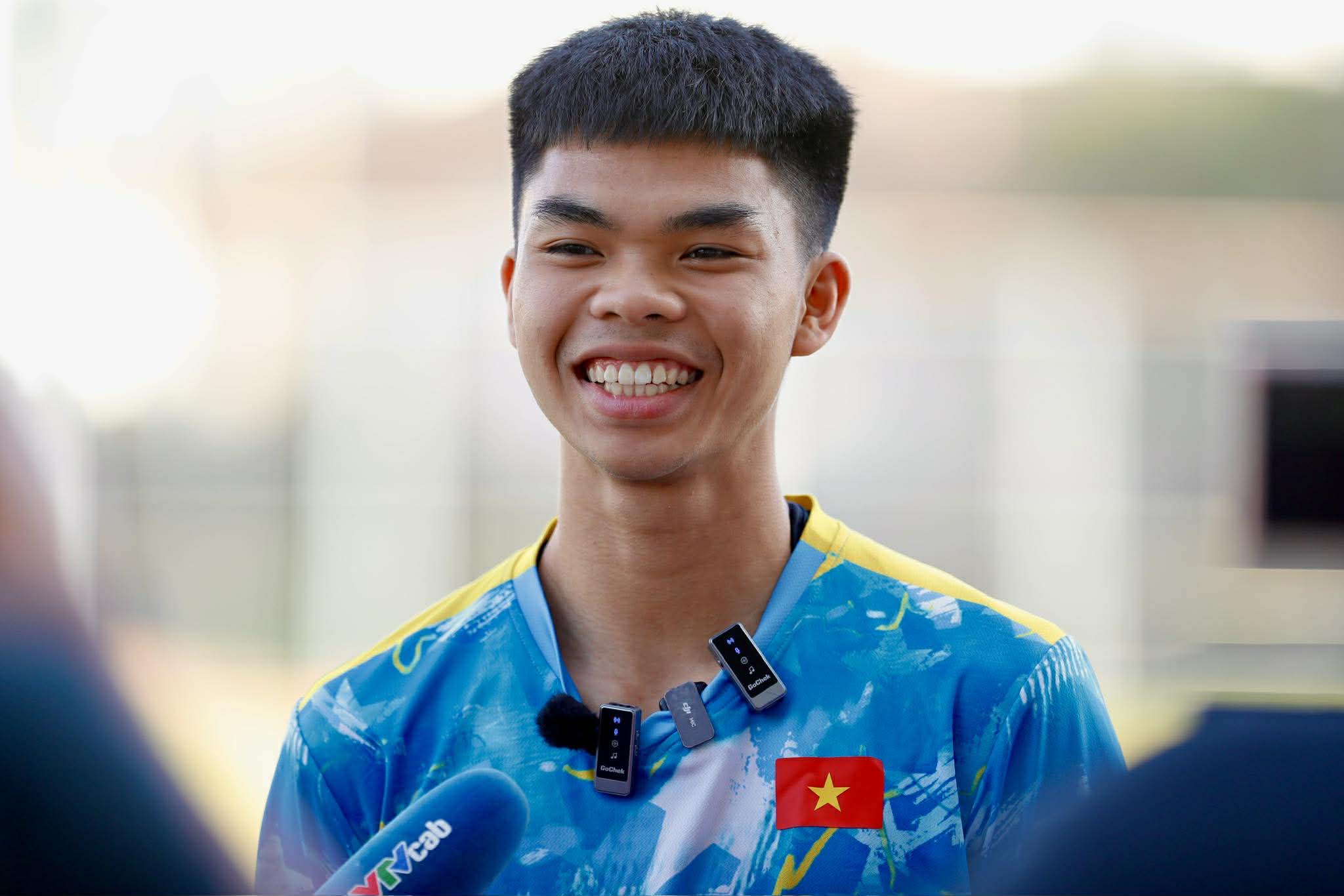 “Cậu út” U22 Việt Nam kể chuyện vừa đá SEA Games 33 vừa học đại học - 1
