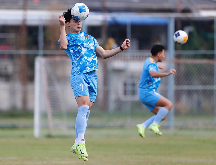 U22 Việt Nam ráo riết rèn bóng bổng trước trận quyết đấu Malaysia - 1