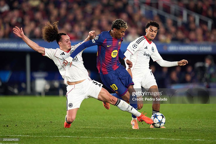Video bóng đá Barcelona - Eintracht Frankfurt: Đòn đau choáng váng (Cúp C1) - 1