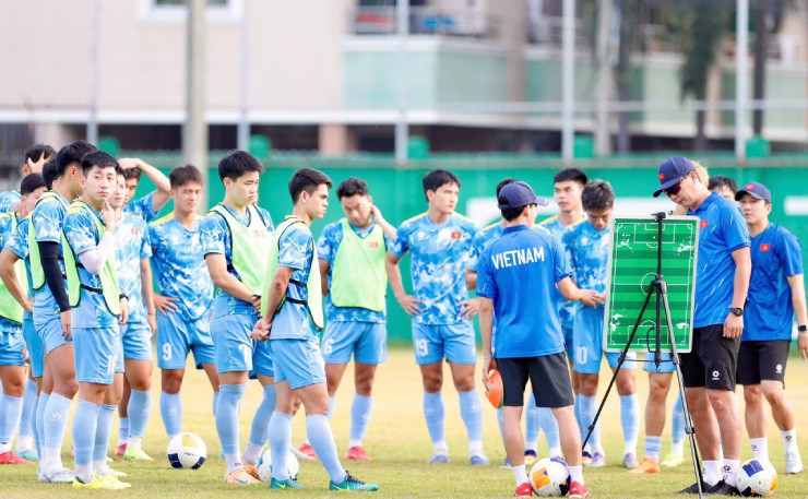 Thầy Kim mang sa bàn ra sân họp khẩn, bày kế giúp U22 Việt Nam hạ Malaysia - 1